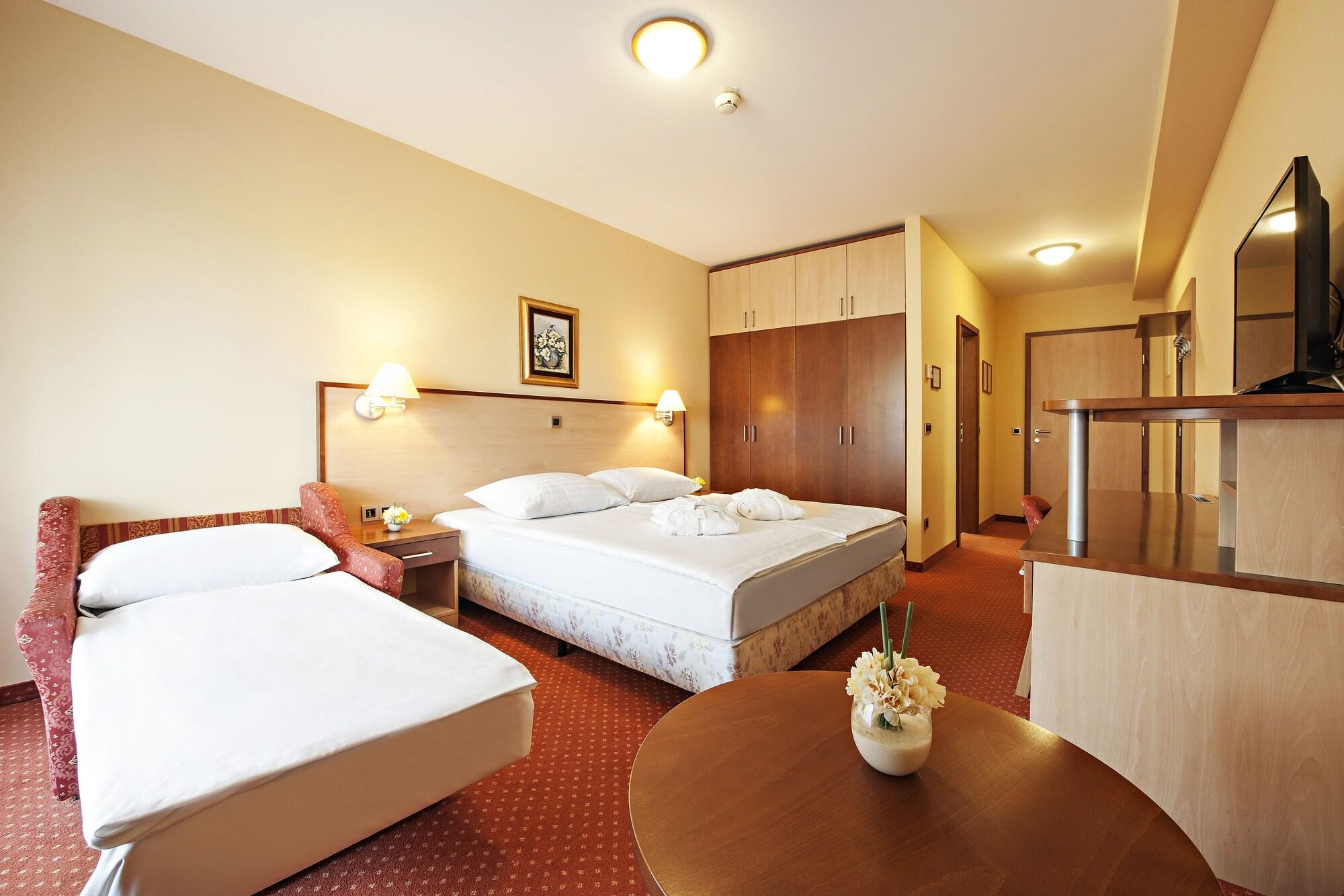 Terme Banovci - Hotel Zeleni Gaj Verzej ภายนอก รูปภาพ