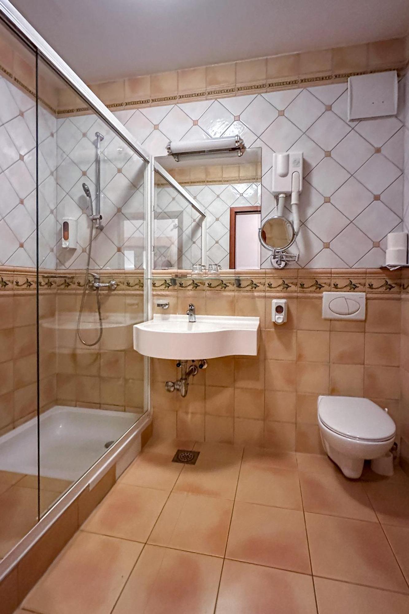 Terme Banovci - Hotel Zeleni Gaj Verzej ภายนอก รูปภาพ